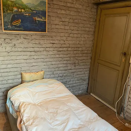 - Private Bedroom And Bathroom Brüssel